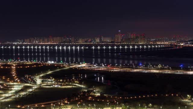 Baegot Life Park(河畔公共公园)和Songdo International Business District at sunrise / Siheung-si，京畿道，韩国视频素材