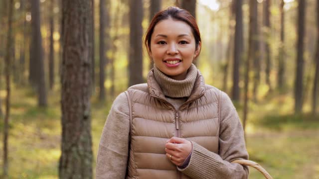 年轻女子在秋天的森林里展示蘑菇视频素材