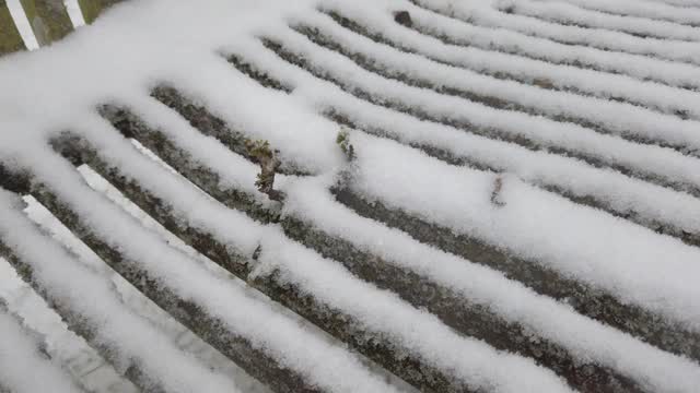 细节的相机移动在花园的木凳与雪在冬天视频下载