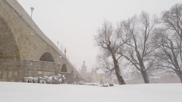 雷根斯堡多瑙河上著名的石桥，在冬天下雪的时候视频素材