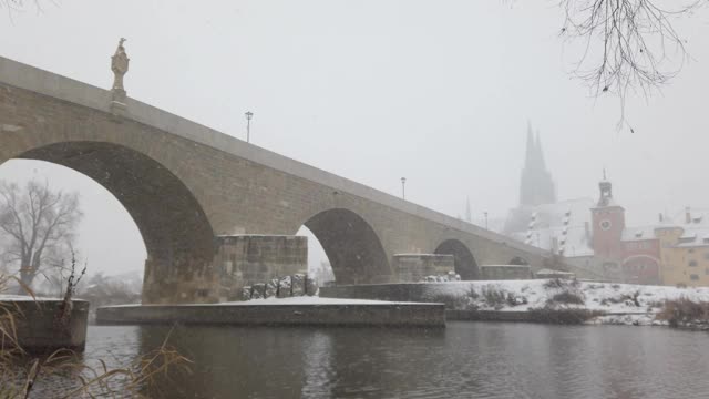 雷根斯堡多瑙河上著名的石桥，在冬天下雪的时候视频素材