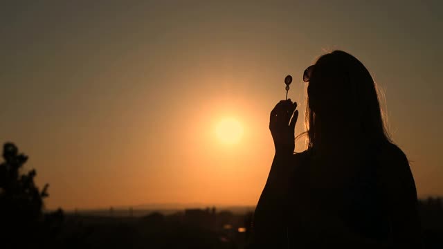 在夕阳下吹着泡泡视频素材