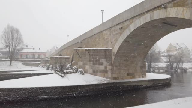 雷根斯堡多瑙河上著名的石桥，在冬天下雪的时候视频下载