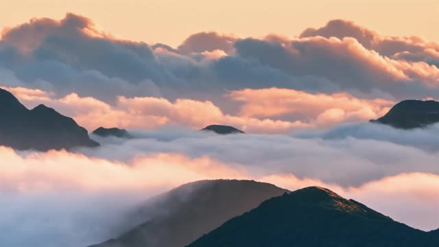 神奇的早晨云彩在野外山的新西兰自然景观在日出时间流逝视频素材