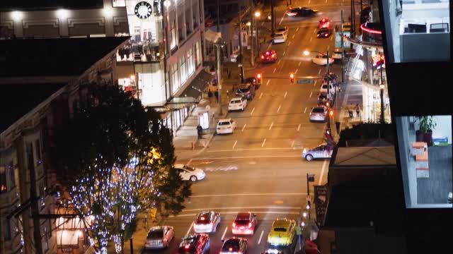 夜晚繁华的市中心十字路口，时光流逝视频素材