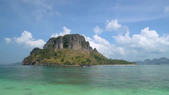 在浴盆，莫岛和波达岛，美丽的水晶般清澈的蓝绿色海洋和长尾船;泰国甲米的奥普拉南湾视频素材