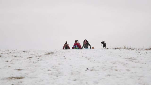 家人一起滑雪视频素材