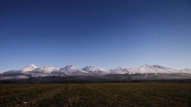 4K时间推移雪高Tatras在晚上，星空景观视频素材