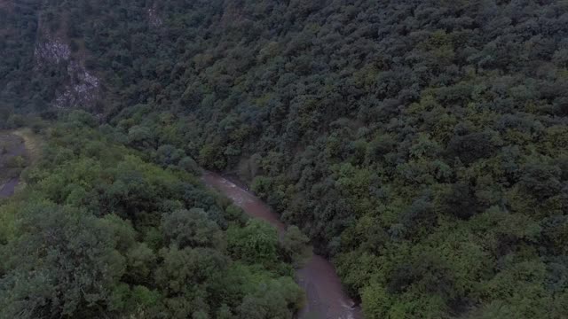 飞越高山河流视频素材