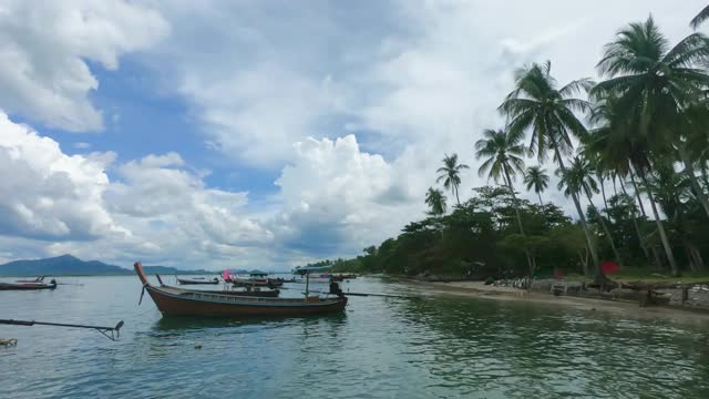 自然景观背景，云景风景，蓝天云海在泰国的小岛，Koh Mook，受欢迎的岛屿。当地渔船在美丽的海面上航行，天空中弥漫着白云视频素材