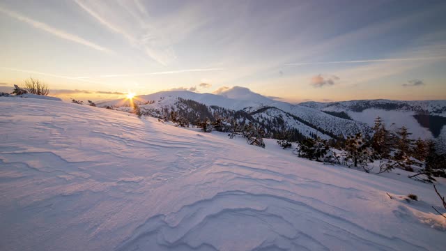 4K时间的主要山脊的低塔特拉斯，国家公园在斯洛伐克，雪覆盖的山在日落视频素材