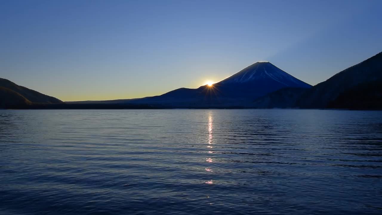 日本的富士山和山梨元津湖的日出视频下载