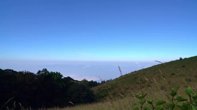 在泰国清迈的邱梅潘自然步道，美丽的山脉和蓝天视频素材