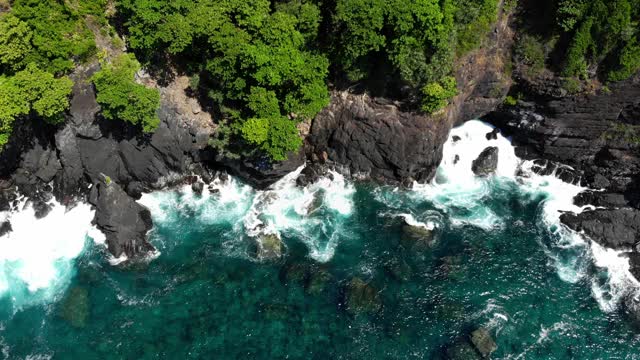 航拍热带岛屿。海滩与蓝色泻湖旅游概念。KohBon岛、泰国视频下载