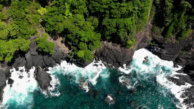 航拍热带岛屿。海滩与蓝色泻湖旅游概念。KohBon岛、泰国视频下载