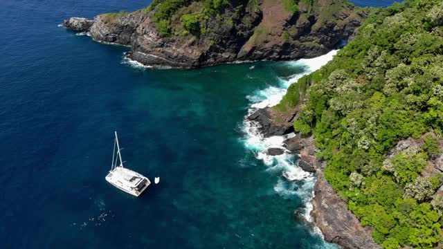 航拍热带岛屿。海滩与蓝色泻湖旅游概念。KohBon岛、泰国视频下载