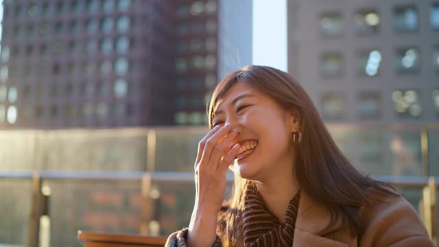 女商人看着相机，开心地笑着视频素材