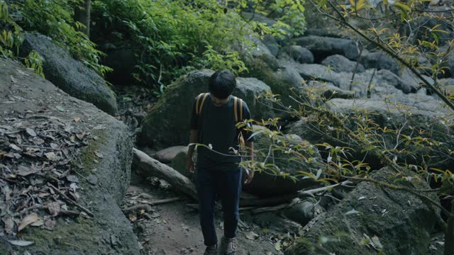 探险家在岩石上行走视频素材