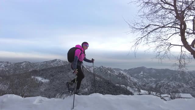 穿着雪鞋在雪地里徒步旅行视频素材