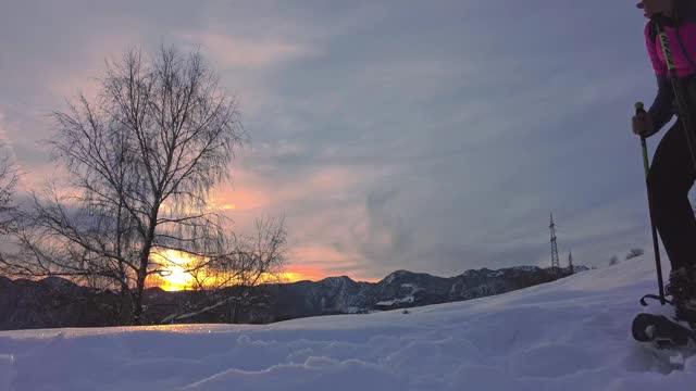 穿雪鞋走路的细节视频素材