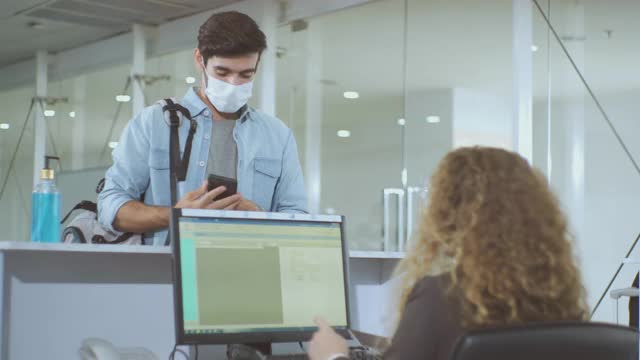 旅客在值机处用智能手机显示登机牌视频素材