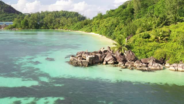 塞舌尔热带海滩鸟瞰图视频素材