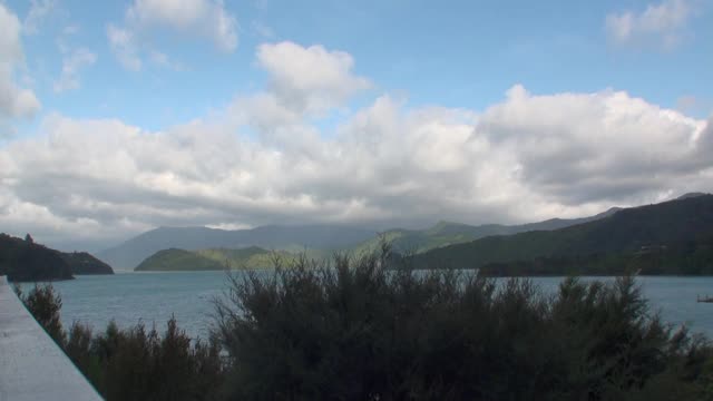 海景背景的地平线，云彩在天空和山在新西兰。视频素材