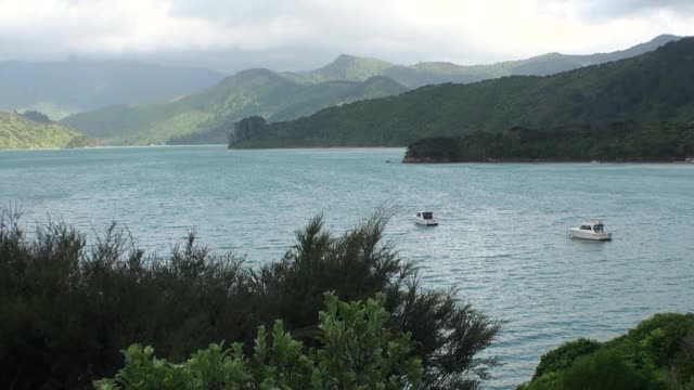 海景背景的地平线，云彩在天空和山在新西兰。视频素材