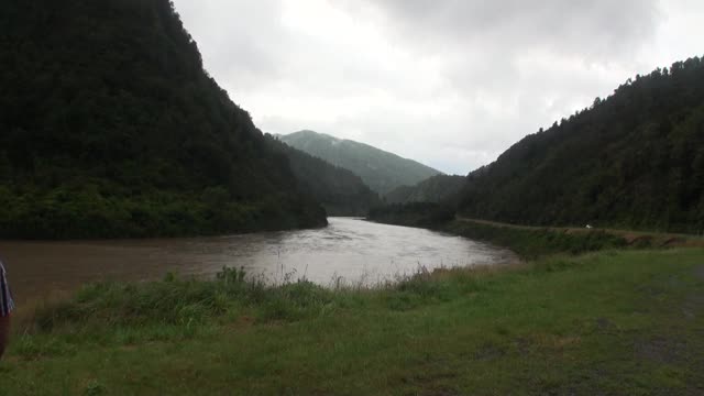 海浪在岩石海岸和山脉新西兰。视频素材