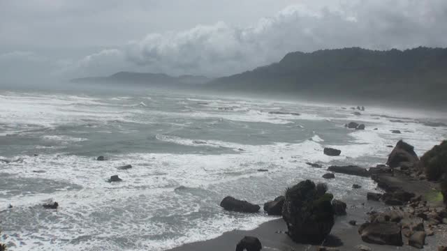 海景背景的地平线，云彩在天空和岩石新西兰。视频素材