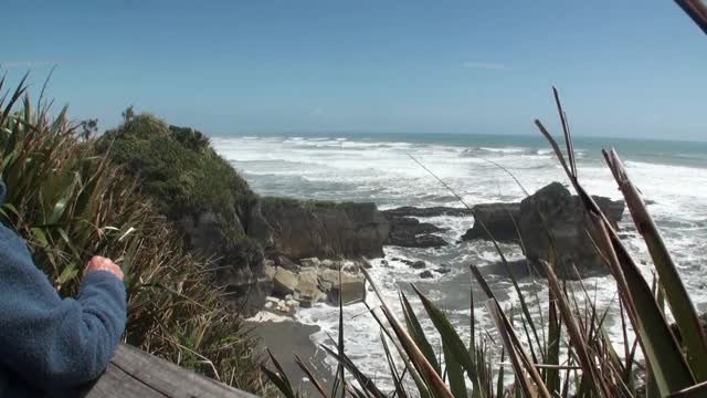 海浪和电力水在岩石海岸和山区新西兰。视频素材