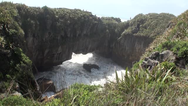 动力水在峡谷的岩石海岸和山区新西兰。视频素材