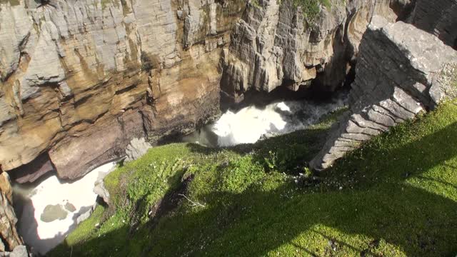 动力水在峡谷的岩石海岸和山区新西兰。视频素材