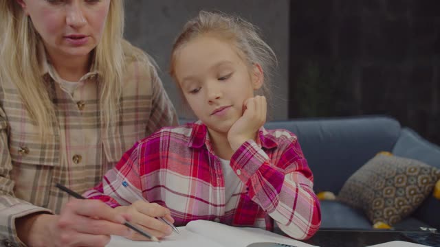 慵懒的梦幻女学生在学习期间无聊的肖像视频素材