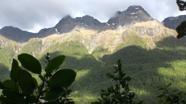 新西兰金色阳光下的青山全景。视频素材