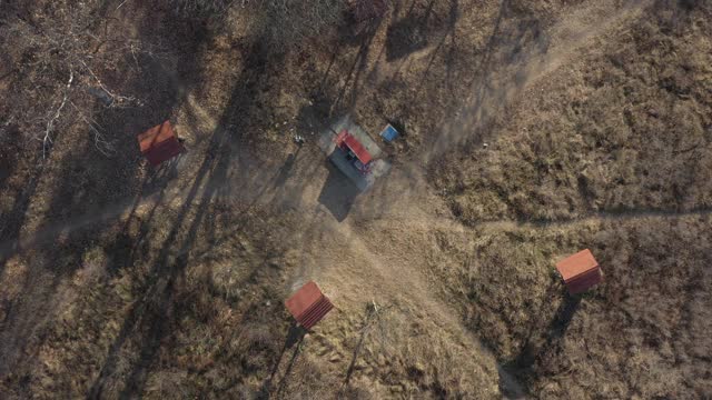 配有4K无人机视频休息和野餐屋的区域视频素材