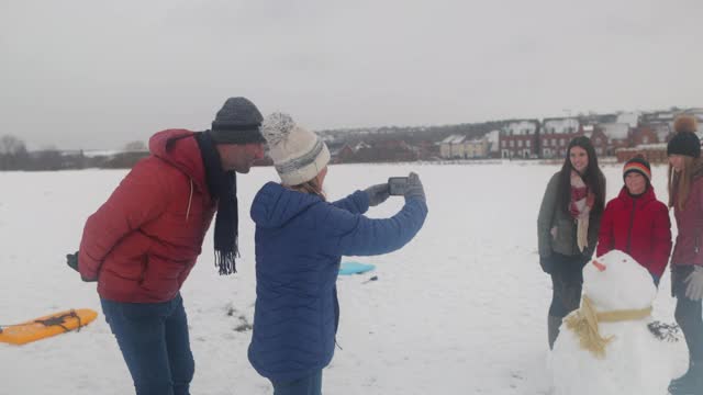 为雪人感到骄傲视频素材