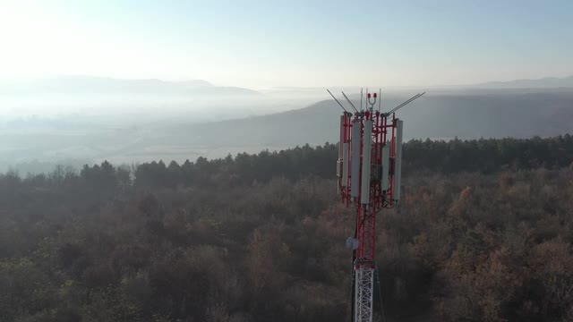 飞越电信塔顶部的4K无人机视频视频素材