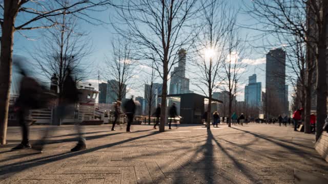 美国伊利诺伊州，芝加哥市中心，游客聚集在海军码头湖周围视频下载