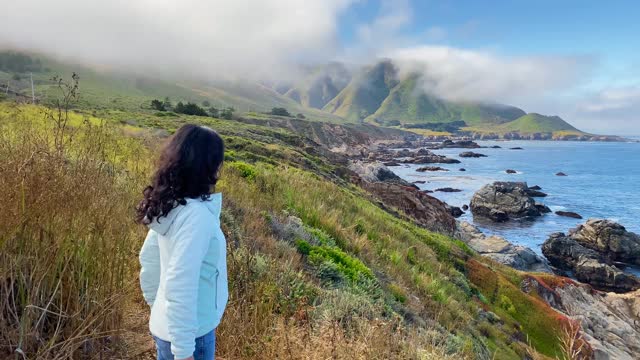 亚洲妇女徒步旅行在大苏尔加利福尼亚视频素材