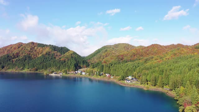 日本，美丽的湖边，有一架无人机视频素材