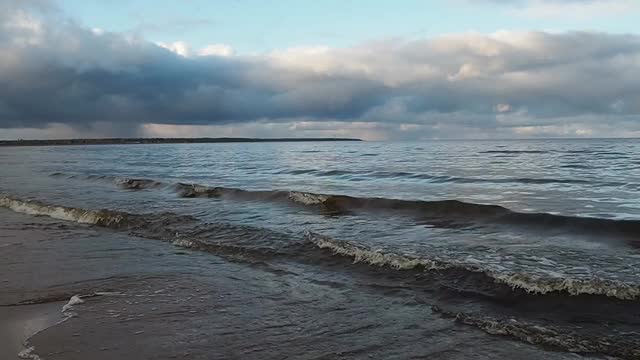 日落时波涛汹涌的海面直到地平线。视频素材