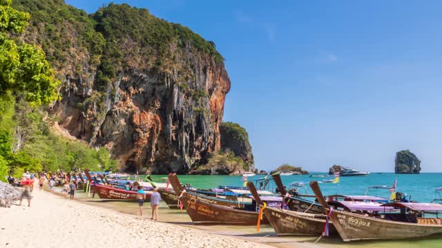 泰国甲米的Phra Nang海滩，游客和绿松石般的清澈海水、石灰岩悬崖和山脉视频素材