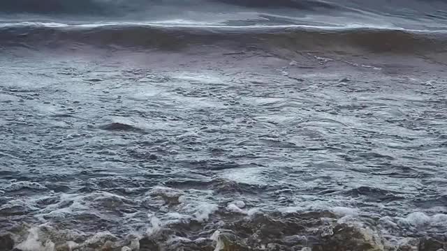 日落时波涛汹涌的海面直到地平线。视频素材