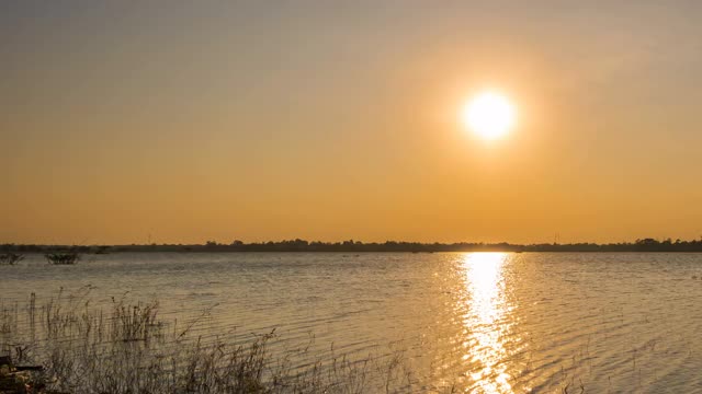 泰国Nakhon Ratchasima, Huay Yang水库日落和黄昏的景观时间流逝视频素材