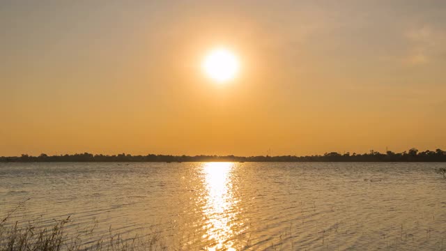 泰国Nakhon Ratchasima, Huay Yang水库日落和黄昏的景观时间流逝视频素材