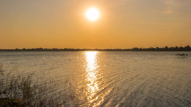 泰国Nakhon Ratchasima, Huay Yang水库日落和黄昏的景观时间流逝视频素材