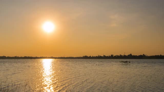 泰国Nakhon Ratchasima, Huay Yang水库日落和黄昏的景观时间流逝视频素材