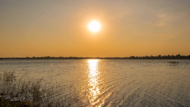 泰国Nakhon Ratchasima, Huay Yang水库日落和黄昏的景观时间流逝视频素材