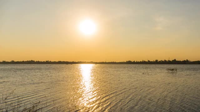 泰国Nakhon Ratchasima, Huay Yang水库日落和黄昏的景观时间流逝视频素材